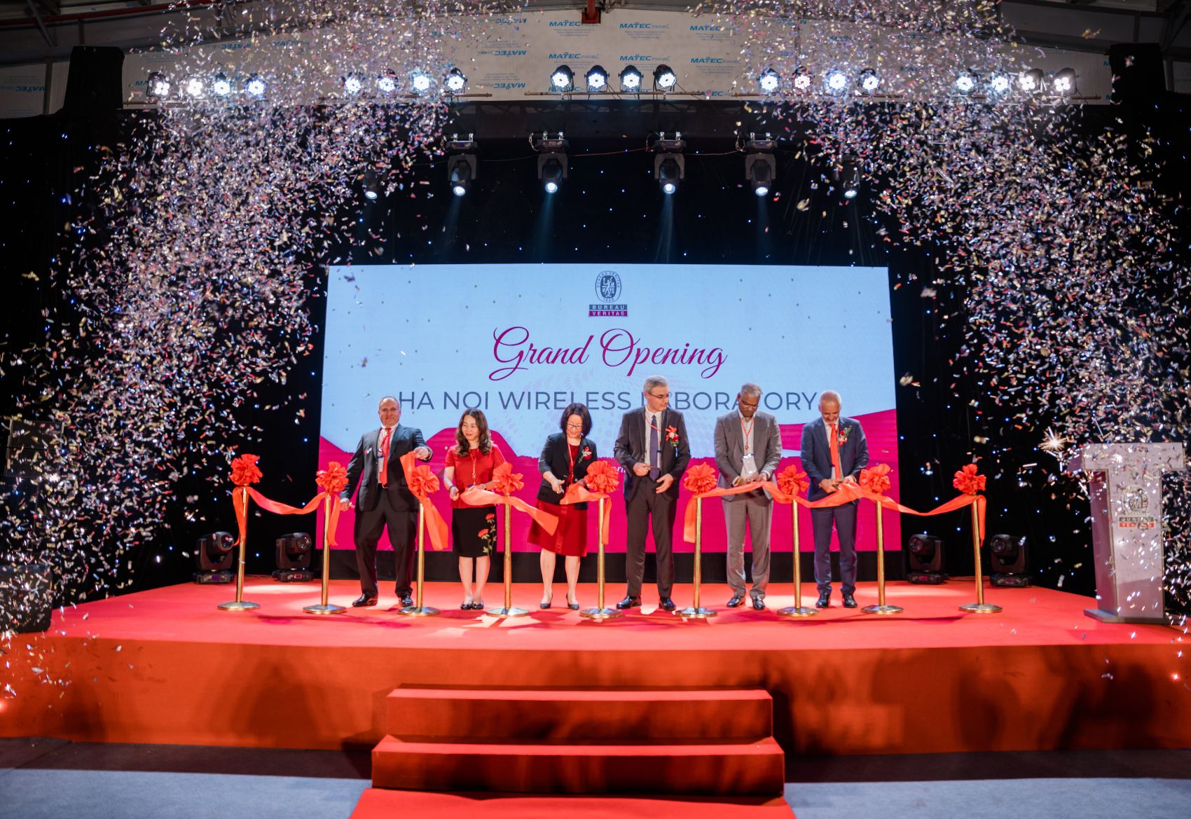 tổ chức sự kiện grand opening - khách mời cắt băng khai trương tại