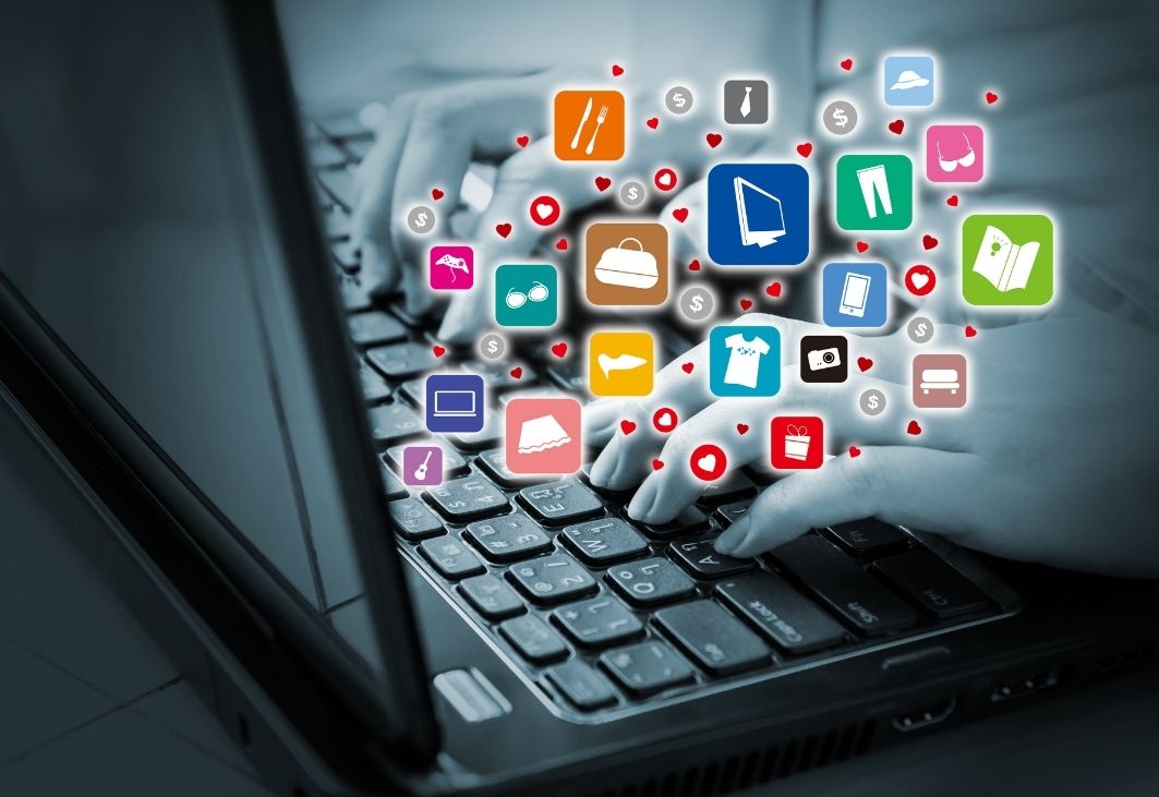 Các nền tảng tổ chức sự kiện online thường tích hợp các tính năng như khảo sát, biểu quyết, trò chuyện trực tiếp...