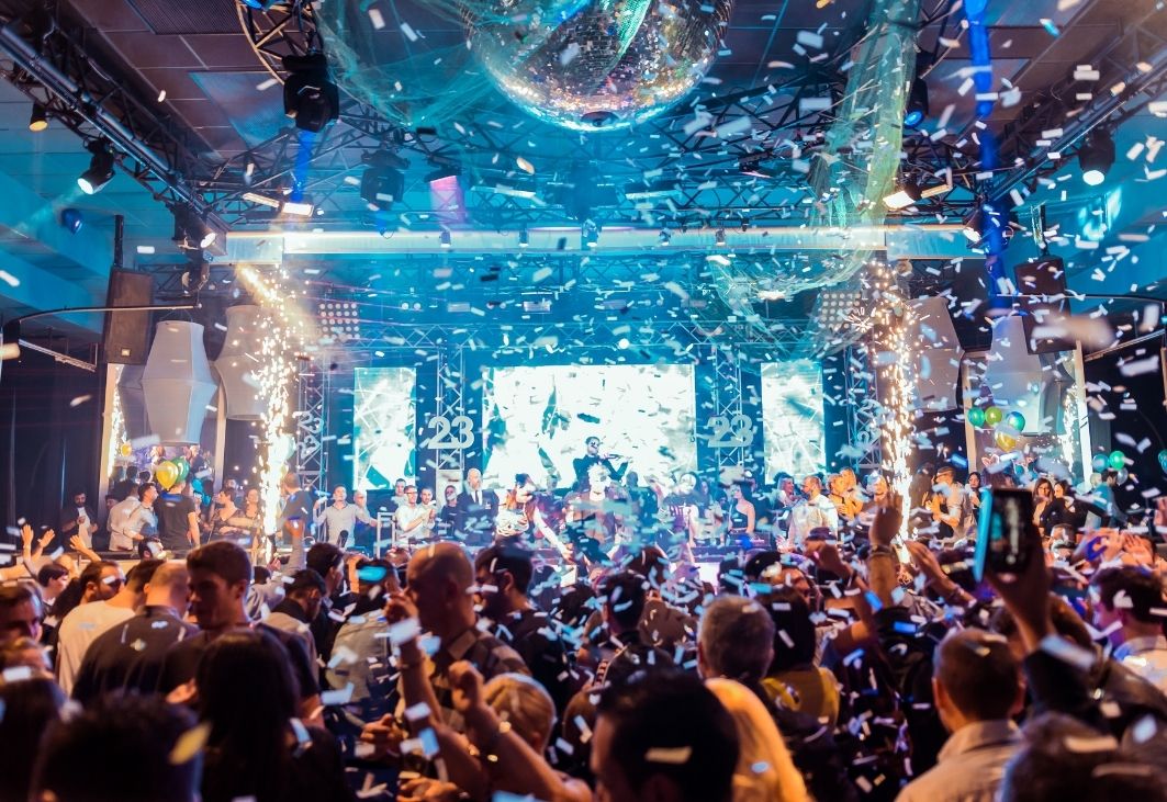 Tổ chức sự kiện sinh nhật công ty: đội ngũ V-Lead Event điều phối sân khấu, ánh sáng và chụp hình hậu trường.