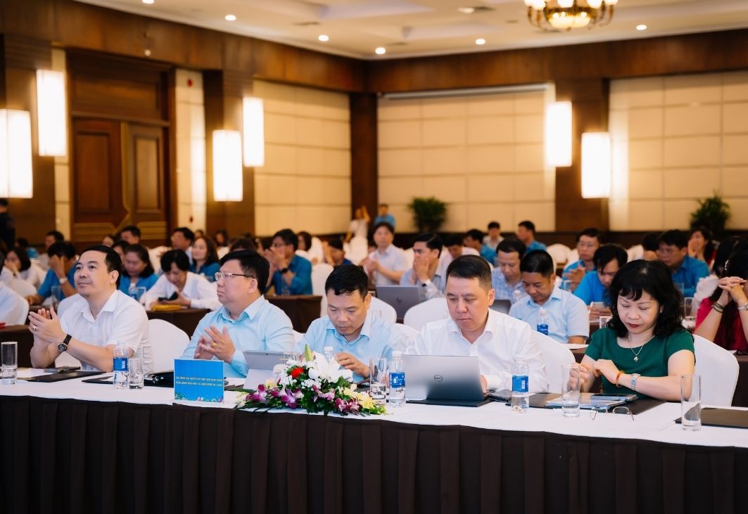 doanh nghiệp tổ chức sự kiện sẽ đảm bảo không gian hội nghị được sắp xếp khoa học, hệ thống âm thanh, ánh sáng hoạt động trơn tru và các diễn giả được hỗ trợ tốt.