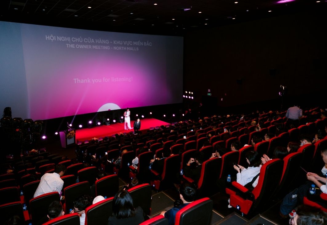 Hội nghị khách hàng cuối năm tổ chức chuyên nghiệp bởi V-Lead Event, mang lại không khí ấm cúng và kết nối mạnh mẽ giữa doanh nghiệp và khách hàng.