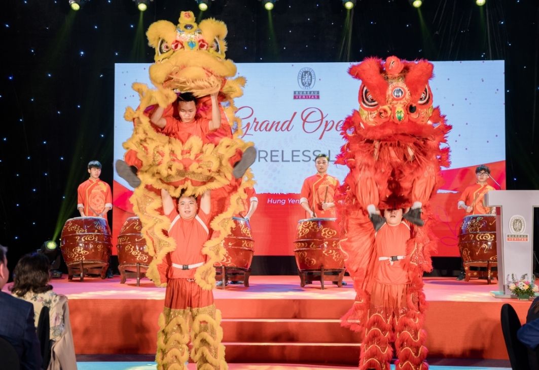 Không gian sự kiện khai trương trang hoàng lộng lẫy, chào đón khách mời tham gia các hoạt động đặc sắc- kế hoạch tổ chức sự kiện khai trương