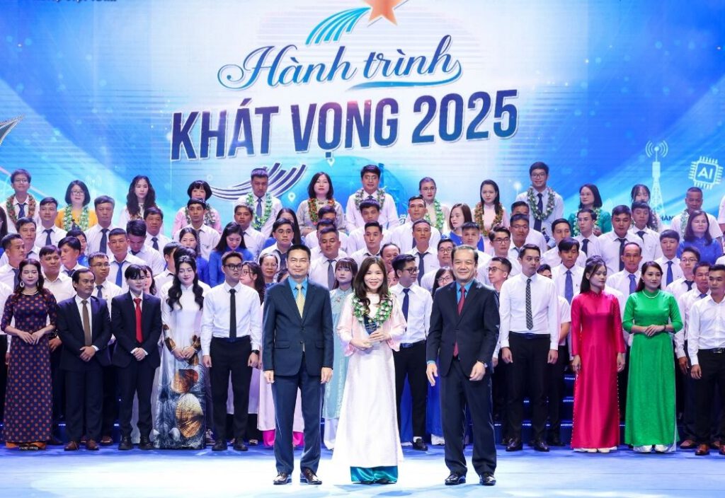 ĐỒNG HÀNH CÙNG LỄ TÔN VINH NGƯỜI LAO ĐỘNG VÀ CÁN BỘ CÔNG ĐOÀN XUẤT SẮC