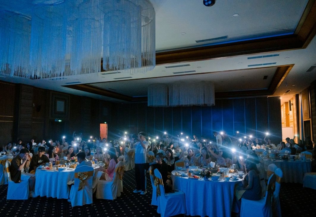 Bữa tiệc gala dinner đầy ấn tượng, với các chi tiết trang trí và thực đơn tinh tế, là kết quả của việc lập kế hoạch tổ chức sự kiện gala dinner tỉ mỉ.