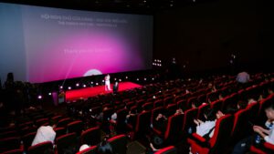 Dịch vụ tổ chức sự kiện doanh nghiệp của V-Lead Event với không gian sân khấu được thiết kế hoành tráng và chuyên nghiệp.