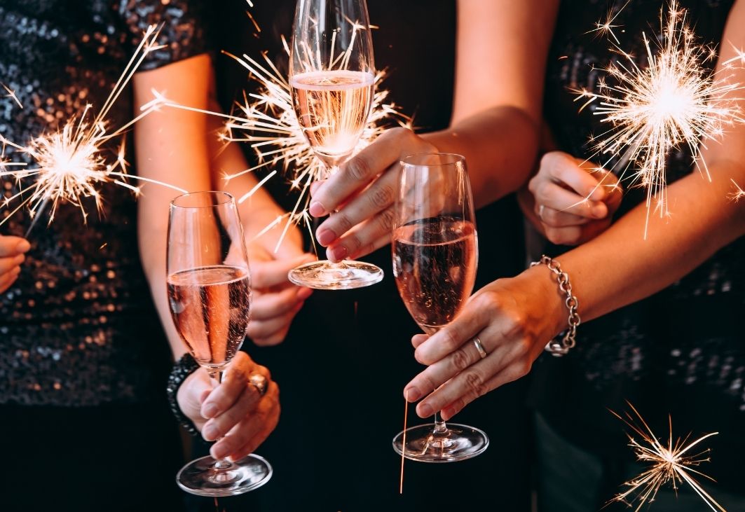 The fun, vibrant atmosphere at a Christmas party with interactive activities demonstrates the success of the idea of organizing a cohesive Christmas event.