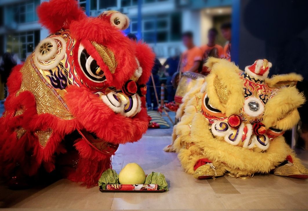 The company organized the Mid-Autumn Festival event with a modern stage, combining traditional cultural features.