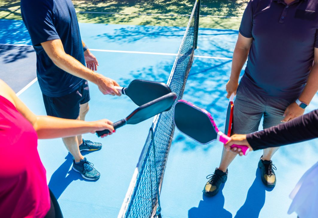 Đội ngũ V-Lead chuẩn bị khu vực đăng ký, sân bãi và hậu cần cho giải đấu Pickleball.