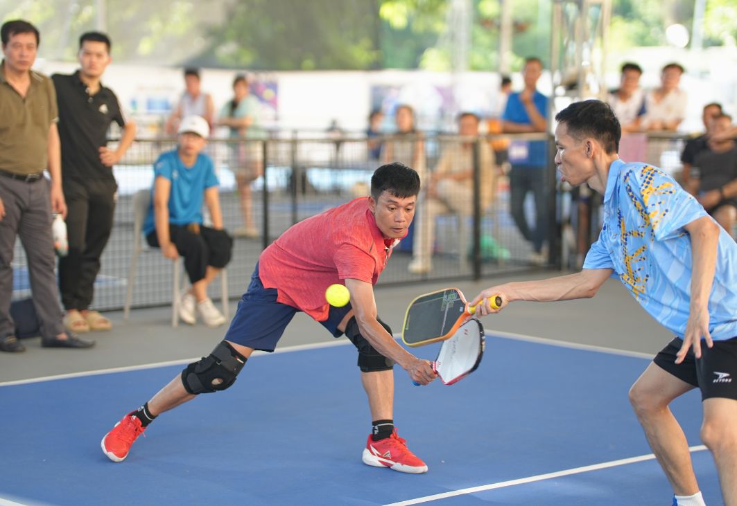 Khoảnh khắc thi đấu sôi nổi tại một giải Pickleball do V-Lead Event tổ chức.