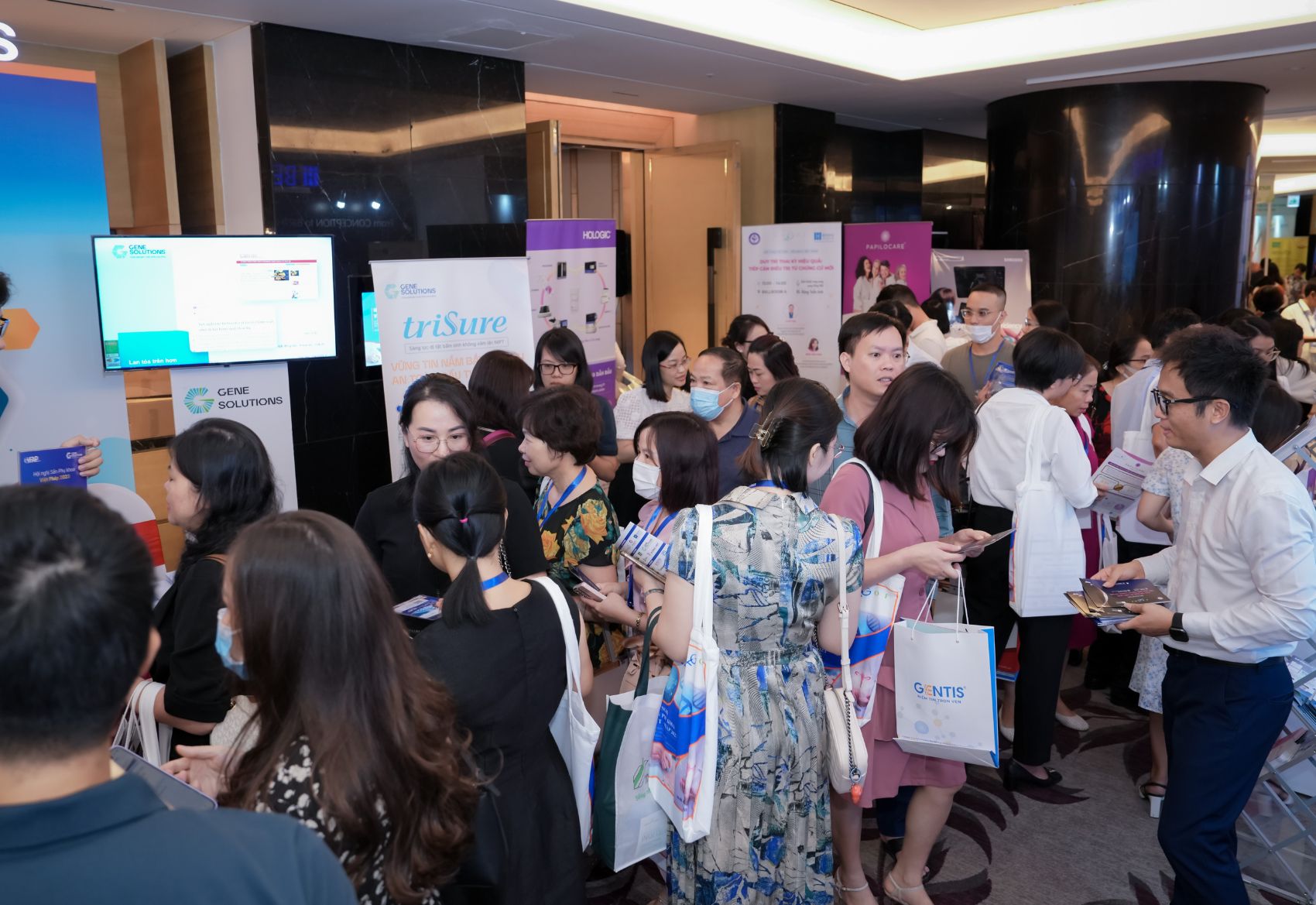 Experiential event organization – customers interacting at the product experience zone.