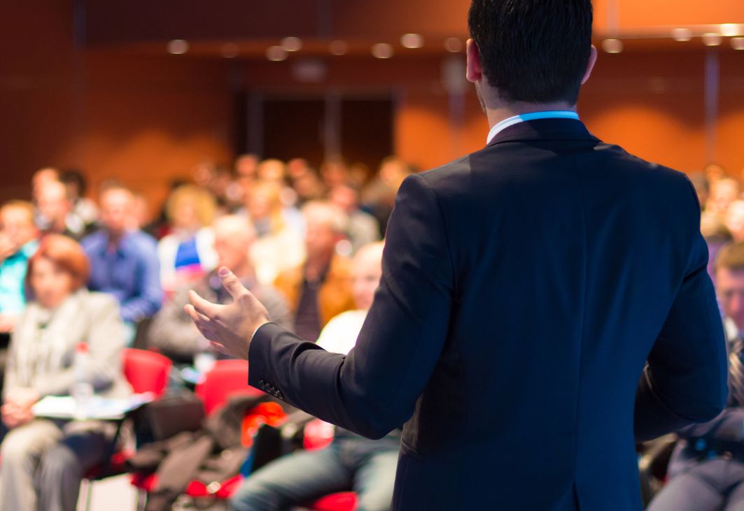 Đại diện ban lãnh đạo doanh nghiệp đang phát biểu báo cáo tình hình kinh doanh trong buổi hội nghị sơ kết.