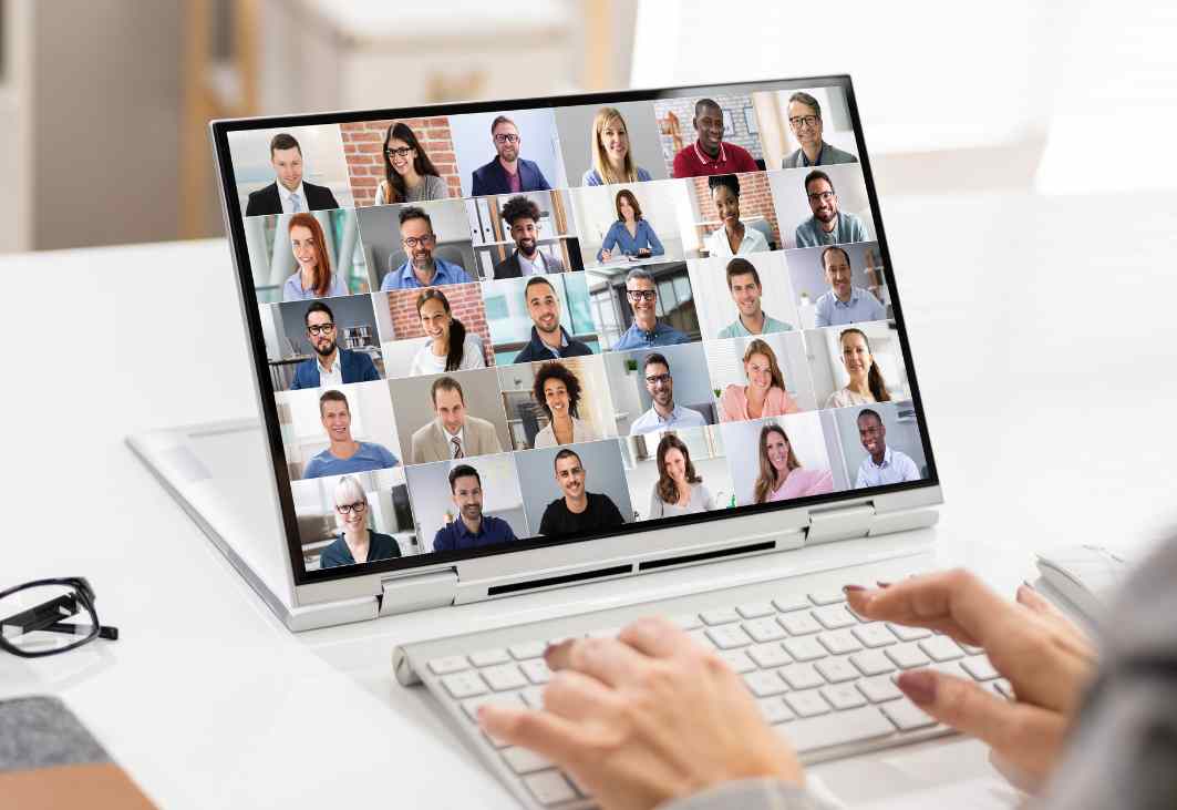 Hybrid conference giúp doanh nghiệp kết nối nhiều điểm cầu cùng lúc và đảm bảo thông tin được truyền tải đồng nhất.