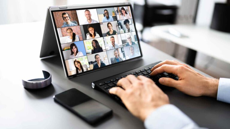 mô hình hybrid meeting kết hợp online và offline cho doanh nghiệp